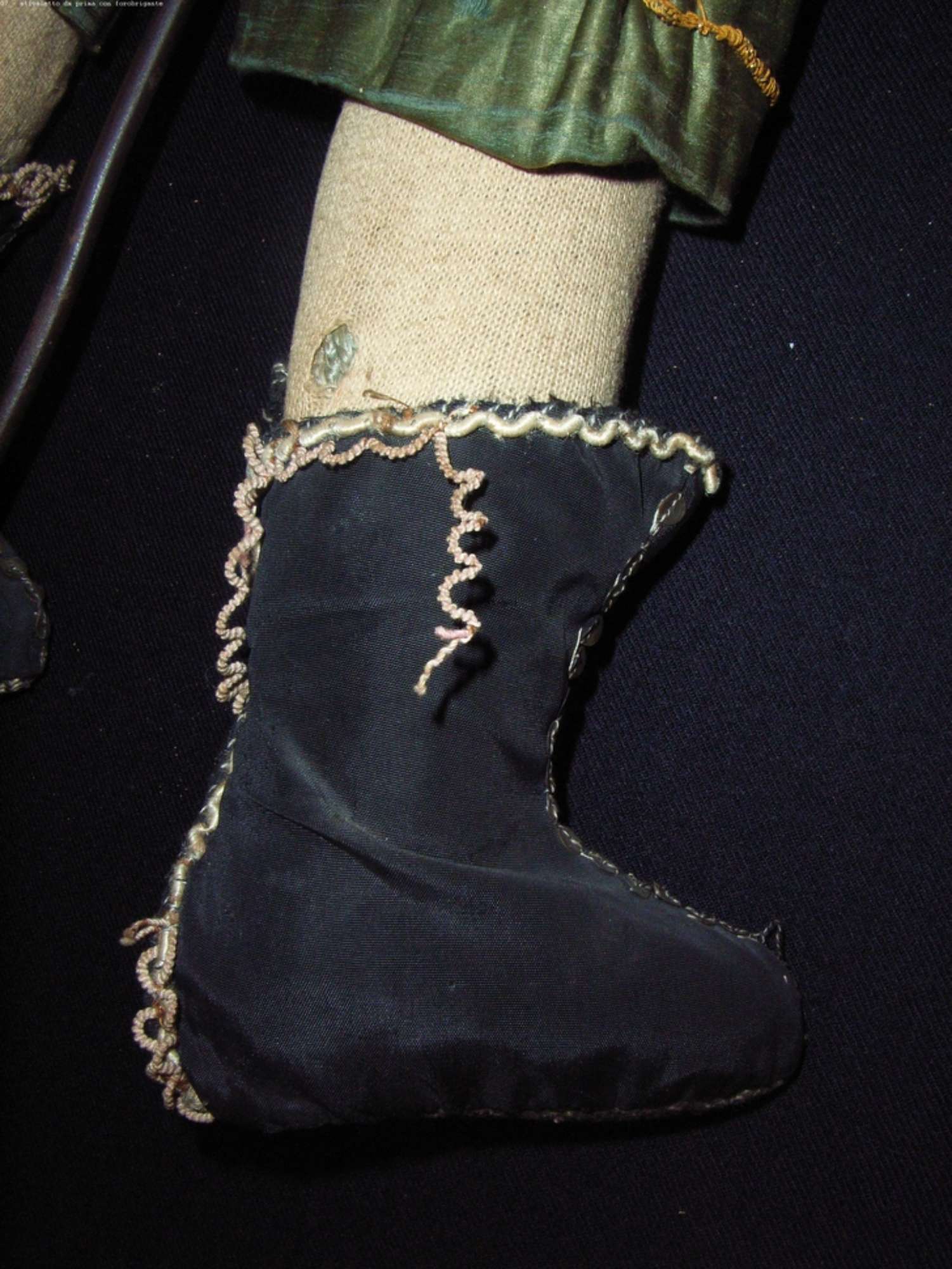 Particolare della gamba destra con foro prima del restauro